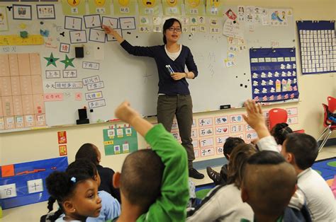 are there schools in china that teach chinese to westerners